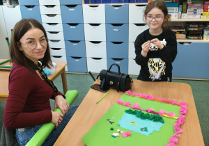 Dzieci i rodzice podczas warsztatów.