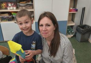 Dzieci i rodzice podczas warsztatów.