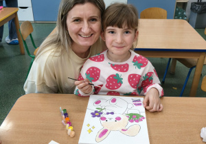 Dzieci i rodzice podczas warsztatów.