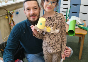 Dzieci i rodzice podczas warsztatów.