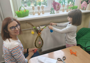 Dzieci i rodzice podczas warsztatów.