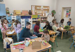 Dzieci i rodzice podczas warsztatów.