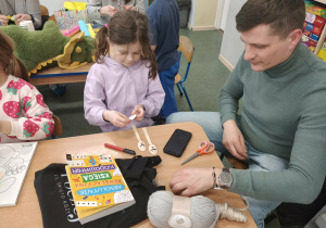 Dzieci i rodzice podczas warsztatów.