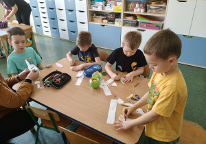 Dzieci wykonują pracę plastyczną.