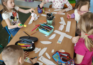 Dzieci wykonują pracę plastyczną.