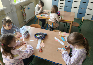 Dzieci wykonują pracę plastyczną.