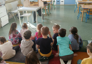 Dzieci słuchaja bajki.