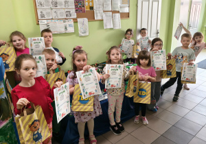 Dzieci nagrodzone w konkursie.