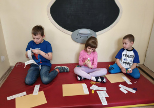 Dzieci podczas zajęć.