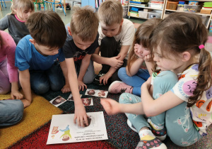 Dzieci podczas zajęć.