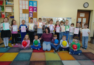 Dzieci z grupy VII pozują do zdjęcia z logopedą.