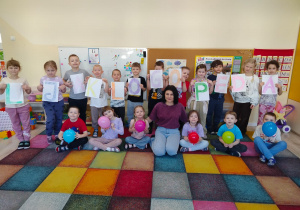 Dzieci z grupy VIII pozują do zdjęcia z logopedą.