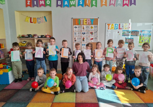 Dzieci z grupy IX pozują do zdjęcia z logopedą.