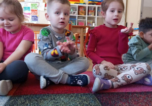 Dzieci obserwują ruch powietrza, dmuchając na bibułę.