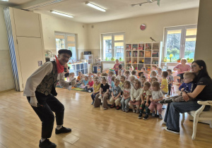 Muzyk i dzieci na widowni