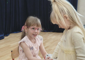 Dziewczynka składa życzenia solenizantce.