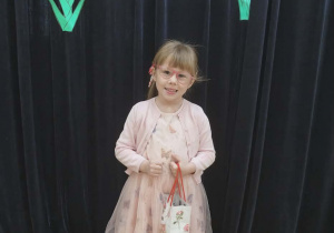 Dziewczynka na tle kwiatów.