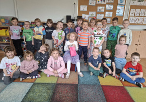 dzieci pozują do zdjęcia