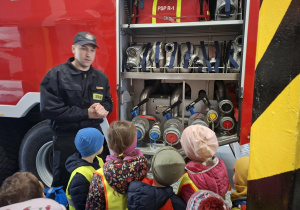 Dzieci oglądają wóz strażacki