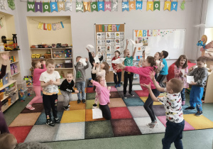 Dzieci podczas zabaw z chusteczkami.