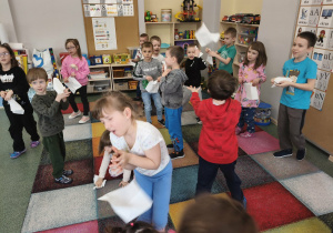 Dzieci podczas zabaw z chusteczkami.