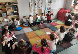 Dzieci podczas zabaw z chusteczkami.