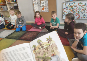 Dzieci słuchają opowiadania.