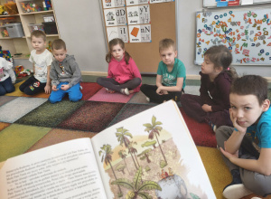 Słuchanie opowiadania pt.:"O małpce, która spadła z drzewa"