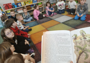 Dzieci słuchają opowiadania.