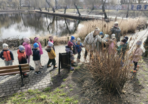 Dzieci obserwują zmieniajacą się przyrodę.