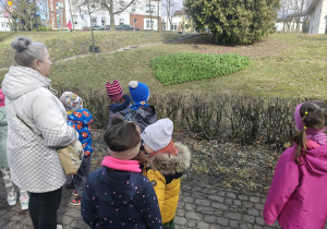 Dzieci obserwują zmieniajacą się przyrodę.