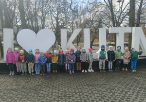 Dzieci obserwują zmieniajacą się przyrodę.