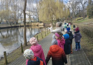 Dzieci obserwują zmieniajacą się przyrodę.