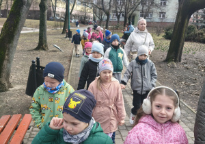 Dzieci obserwują zmieniajacą się przyrodę.