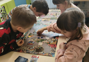 Dzieci podczas wspólnej gry.