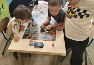 Dzieci podczas wspólnej gry.