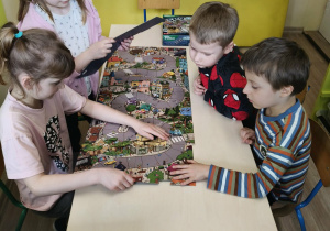 Dzieci podczas wspólnej gry.