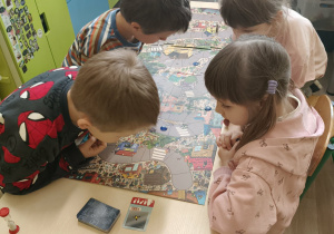 Dzieci podczas wspólnej gry.