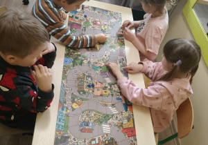 Dzieci podczas wspólnej gry.