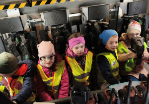 Dzieci podczas wycieczki do straży pożarnej.