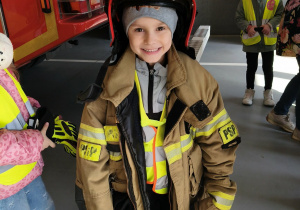 Dzieci podczas wycieczki do straży pożarnej.