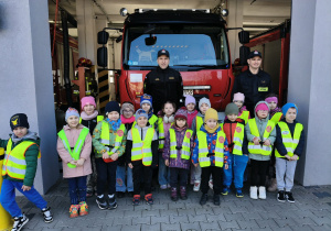 Dzieci podczas wycieczki do straży pożarnej.