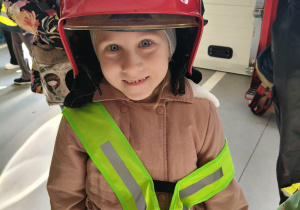 Dzieci podczas wycieczki do straży pożarnej.