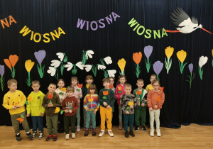 Dzieci na tle dekoracji.