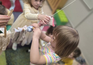 wieszamy skarpetki na sznur