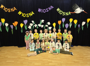Grupa JEŻYKI podczas uroczystości Powitania wiosny.
