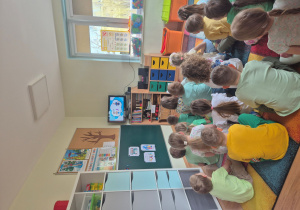 Dzieci oglądają film edukacyjny