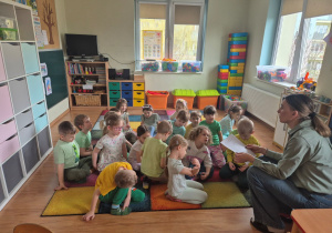 Pani Olga czyta dzieciom bajkę terapeutyczną, po której przeprowadza pogadankę.