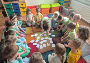 Dzieci w trakcie gry memory "Kolorowe skarpetki".