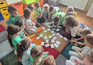 Dzieci w trakcie gry memory "Kolorowe skarpetki"